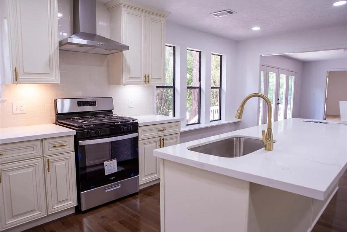4 bed, 2.5 bath, 2431 sqft, $2,700 — Photo 3