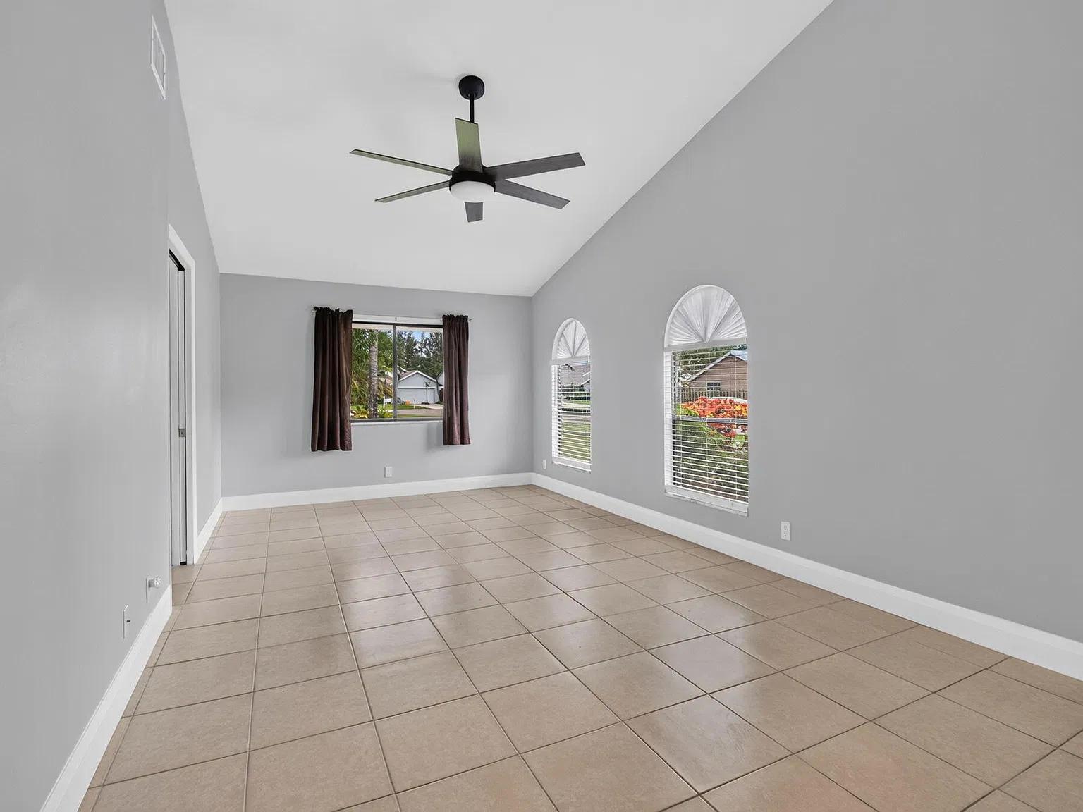 4 bed, 2.0 bath, 1366 sqft, $4,200 — Photo 3