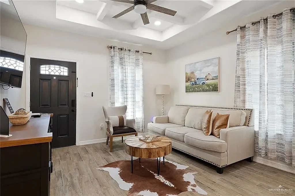 3 bed, $1,275 — Photo 2
