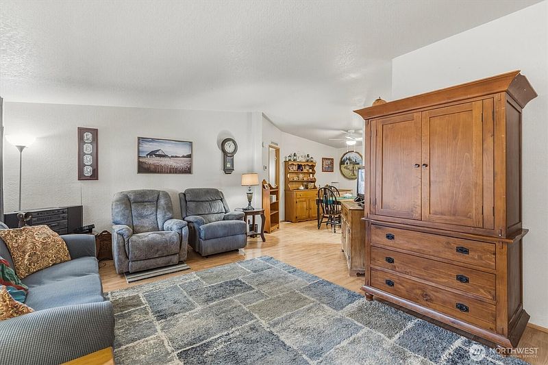 5th image of 333 Franklin Place