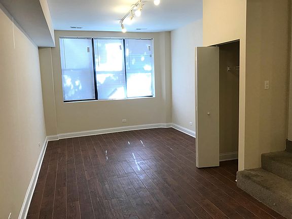 3rd image of 1110 W Balmoral Ave APT G
