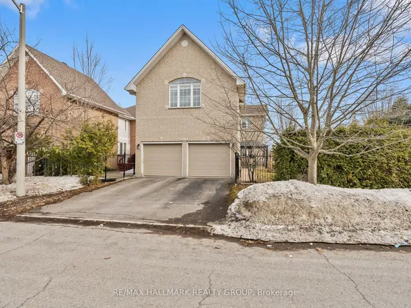303 Parkin Cir, Ottawa, ON K1T 4G8