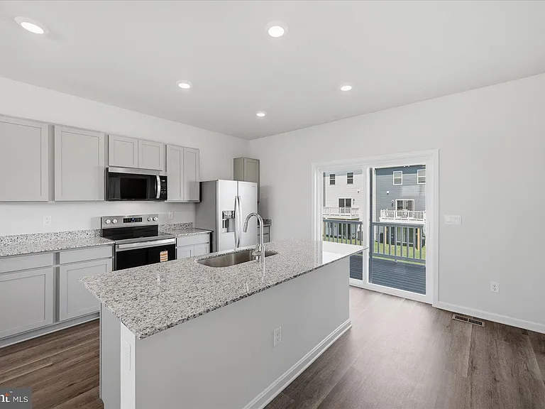 122 Bowers St — Photo 15