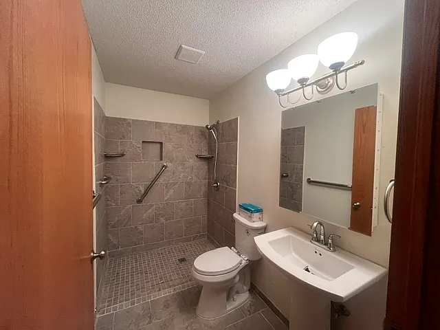 653 Parkwood Cir — Photo 13