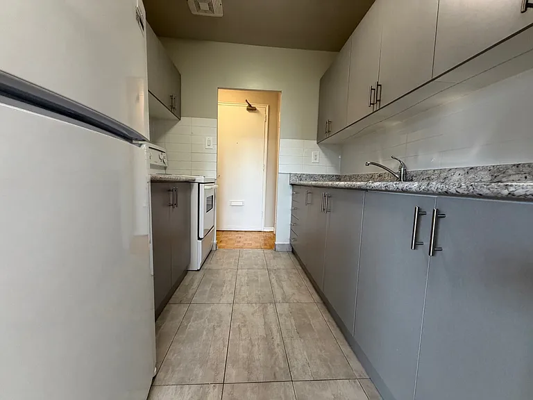 1051 Seneca Ave — Photo 19