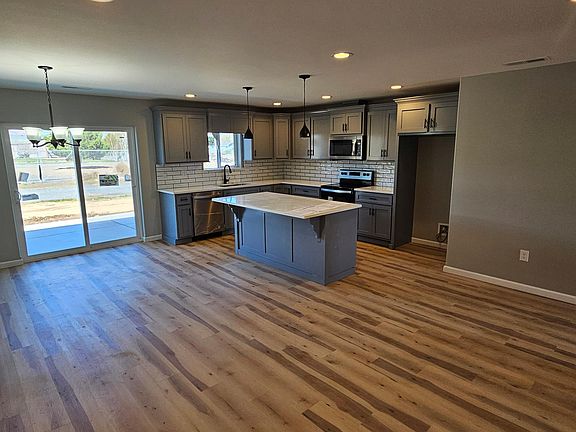 51 Grant Dr. - Kitchen and main room