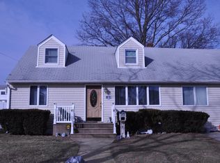 14 E Hampton Rd, Lindenhurst, NY 11757