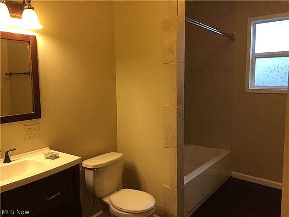 4th image of 110 N Chestnut Ave