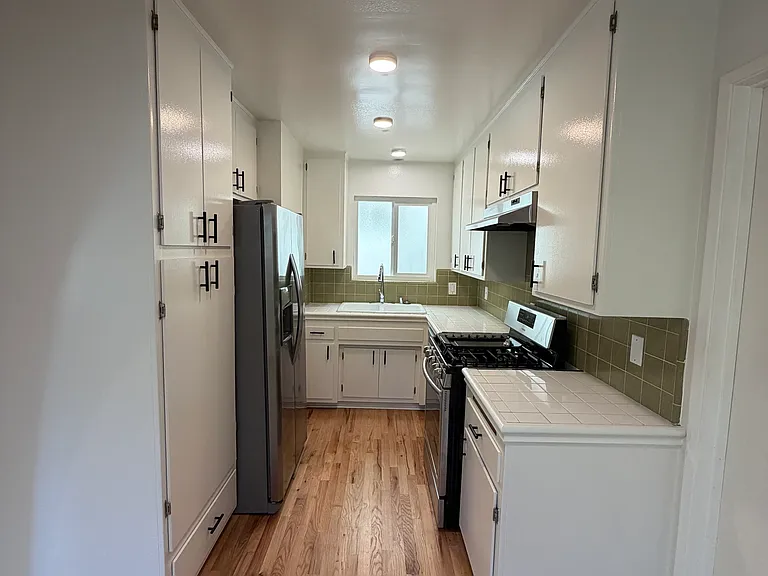 8535 Lookout Mountain Ave — Photo 10