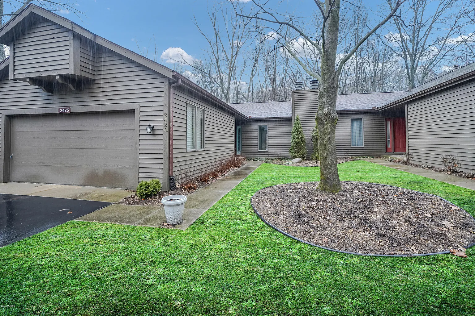 2425 Highpointe Dr photo 1