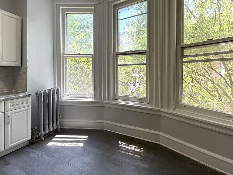 435 E Walnut Ln — Photo 5