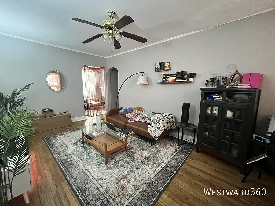 Building Photo - 1626 W Sherwin Ave #1S