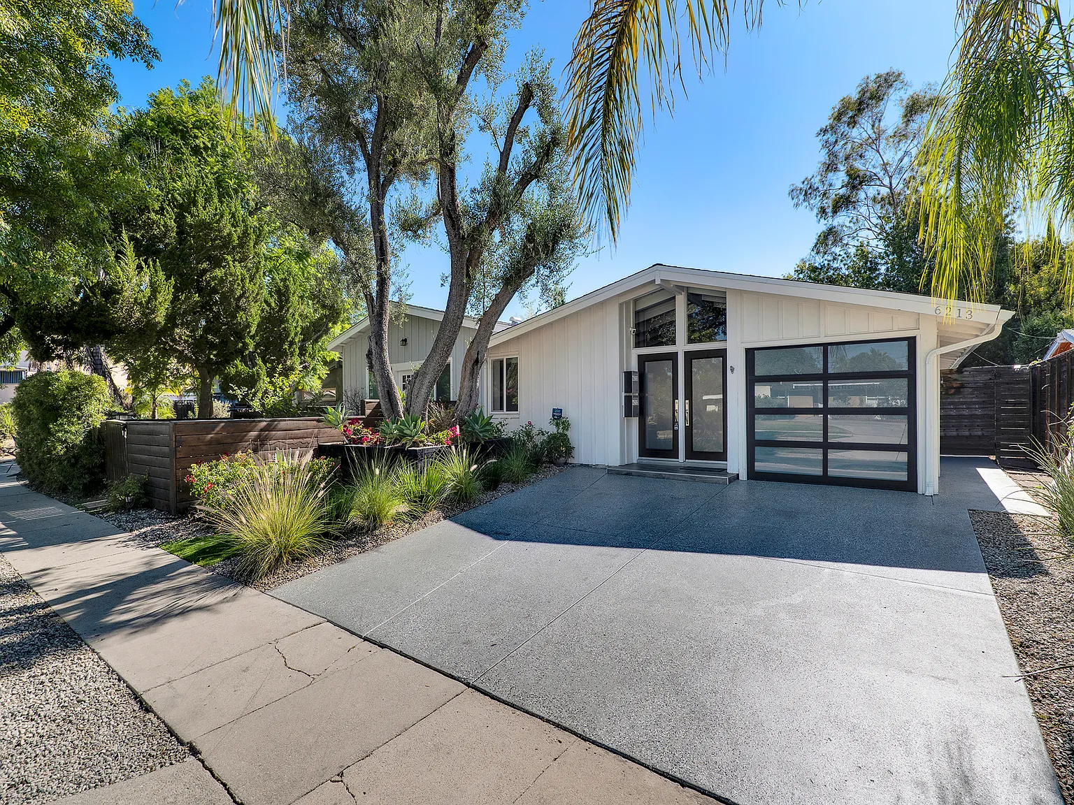 4 bed, 2.5 bath, 1966 sqft, $6,500 — Photo 1
