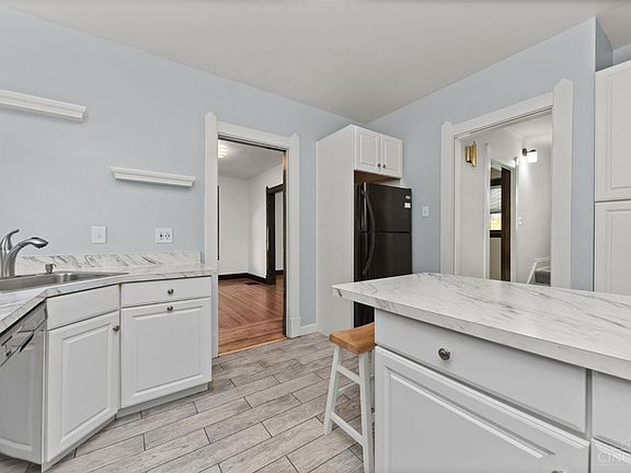 5th image of 3430 Pape Ave