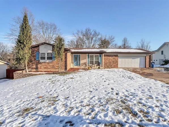 390 Beaver Lake Dr, Saint Charles, MO 63303