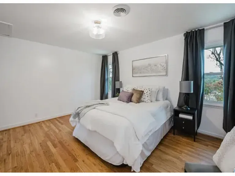 Crest Dr — Photo 13