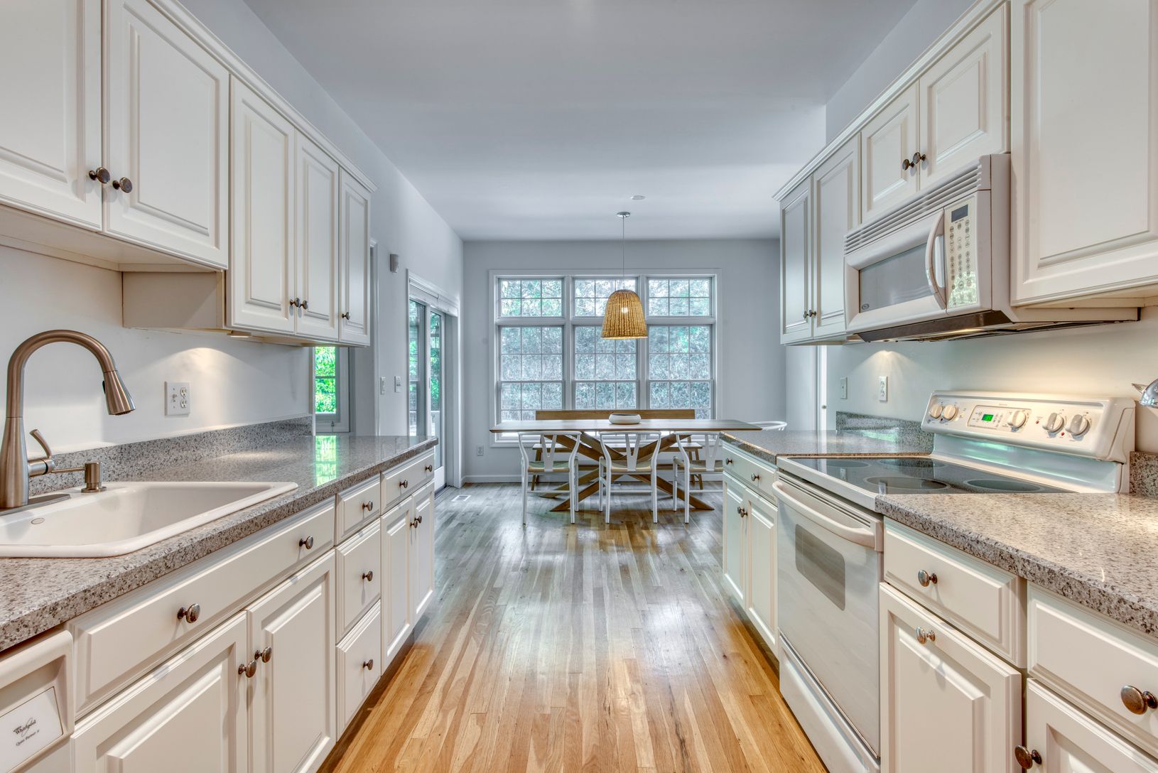  Bright kitchen open to dining room 