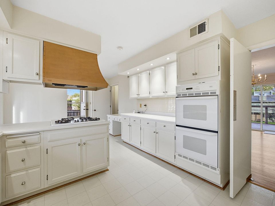 37th image of 2044 Manor Dr