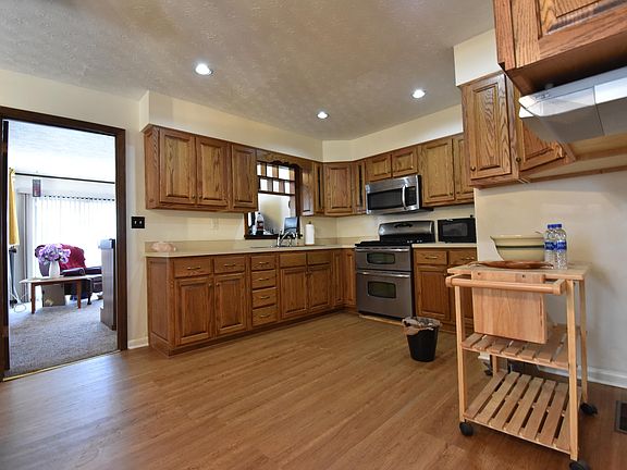 4th image of 4204 Broadmoor Ct