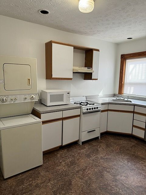 1st image of 3147 Ellwood Ave APT B
