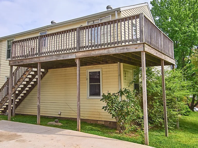 2415 N Hillcrest Dr #B — Photo 2