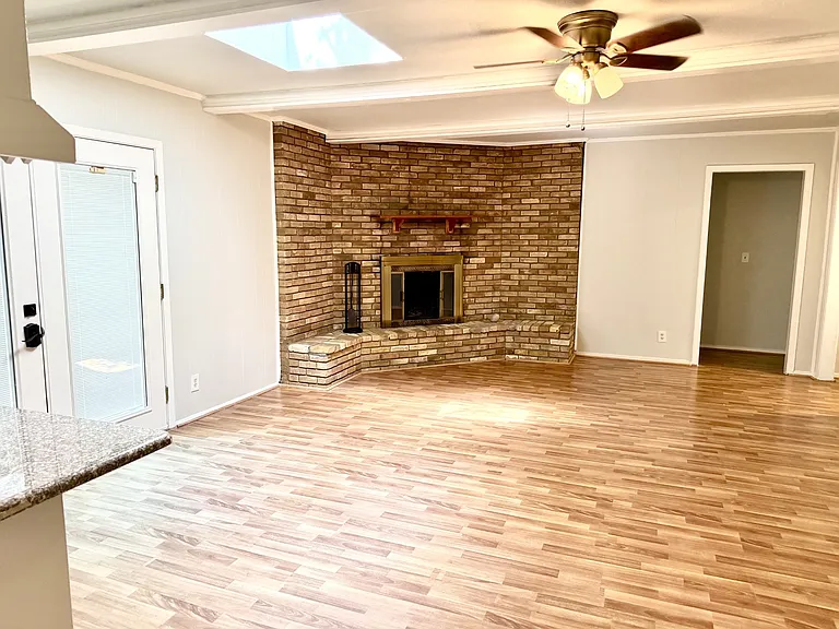 1212 Linden Dr — Photo 8