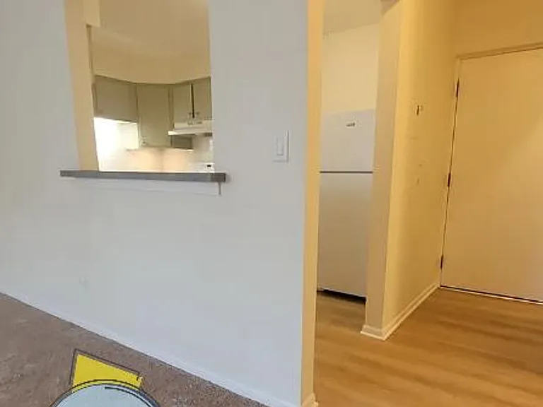 1039 College - apartments and offices for rent — Photo 17