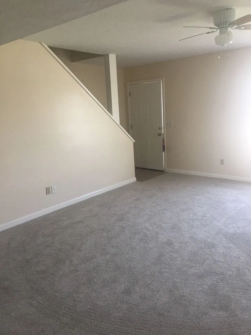 1205 Stephen Dr — Photo 2