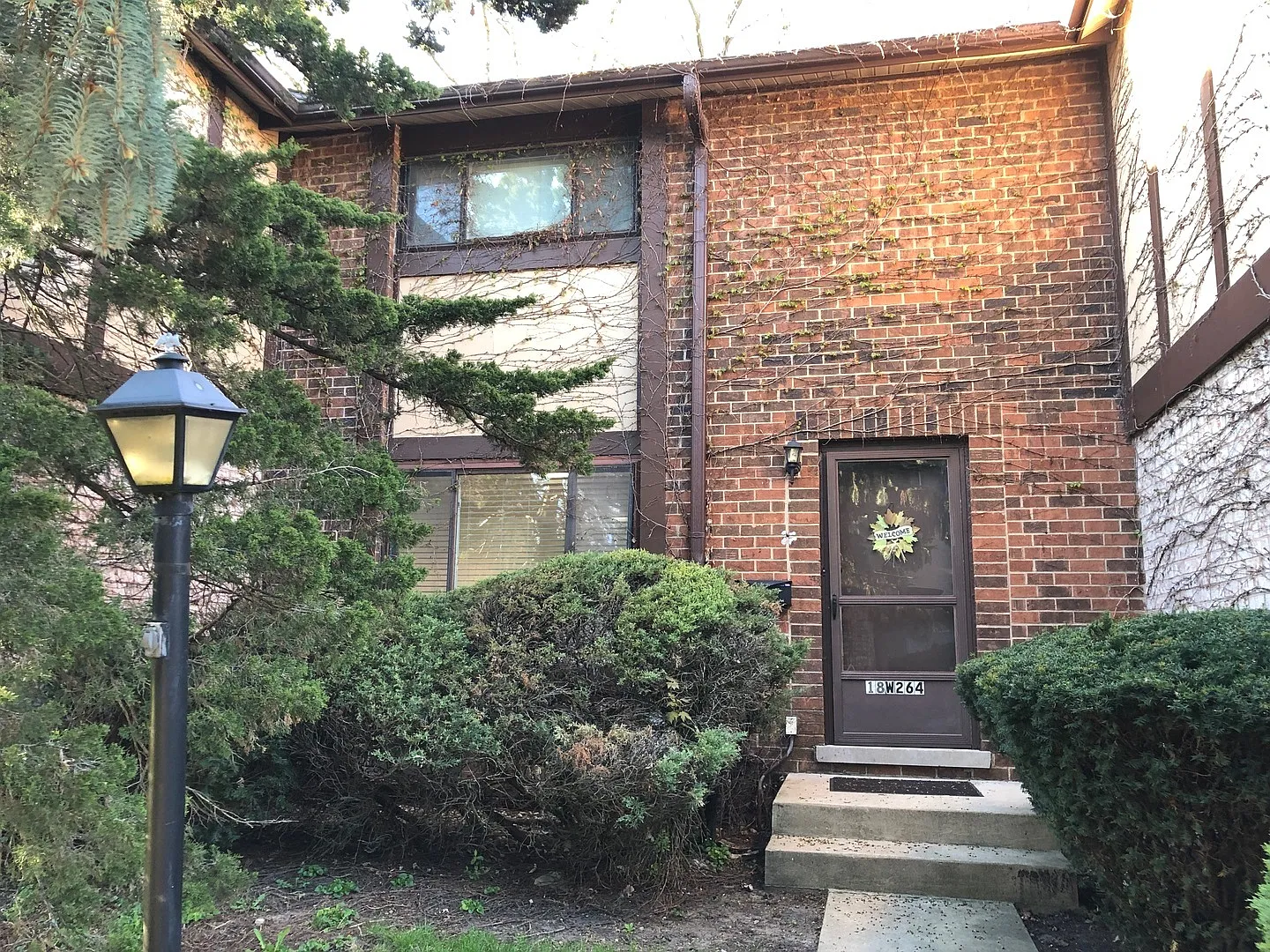 18W264 Buckingham Ln photo 1
