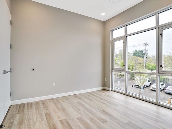 5th image of 271 Millburn Ave #2C