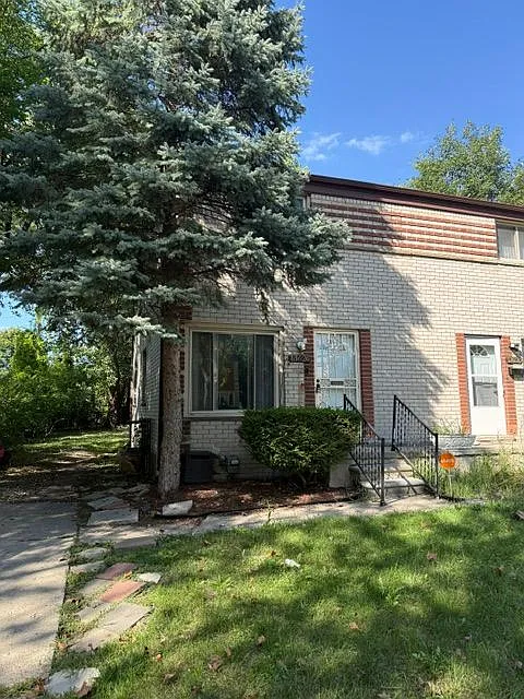 2 bed, 1.0 bath, 976 sqft, $1,525 — Photo 1
