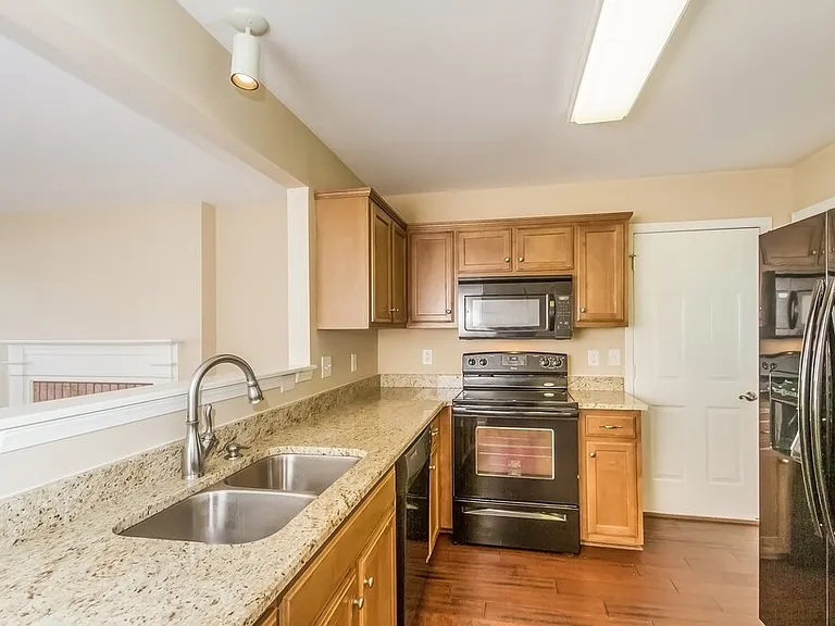 1014 Persimmon Dr — Photo 6