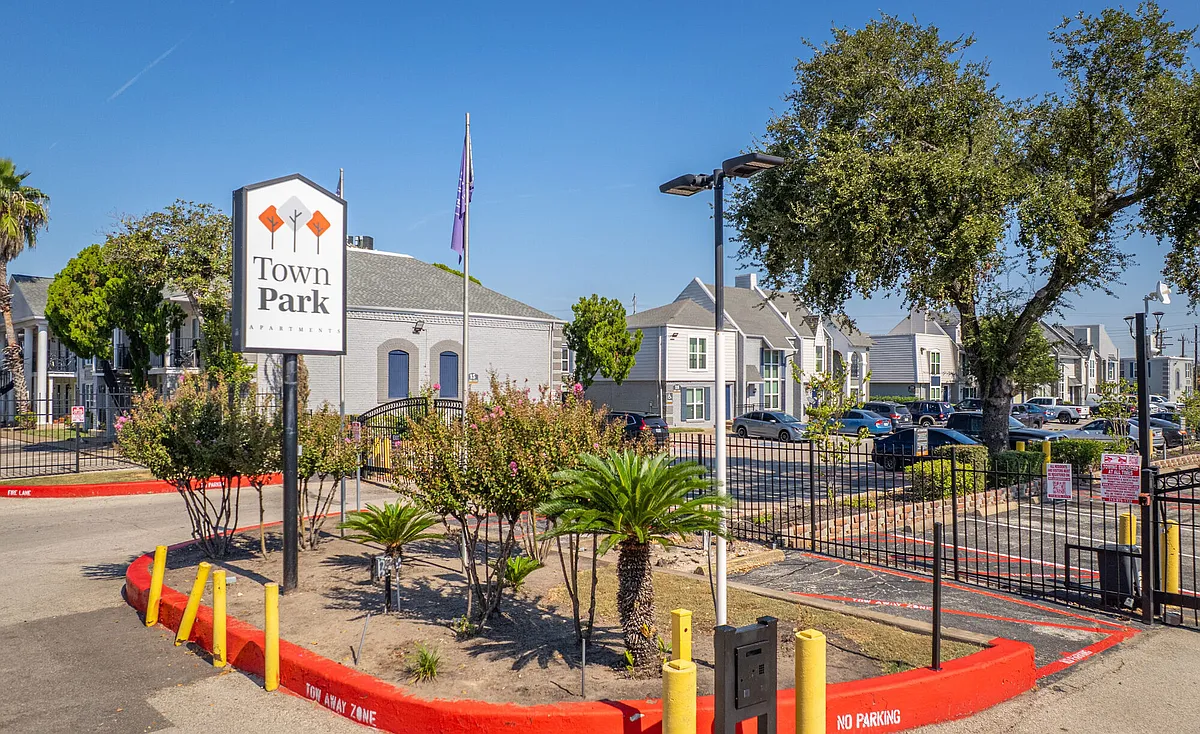 Building Photo - Town Park Apartments