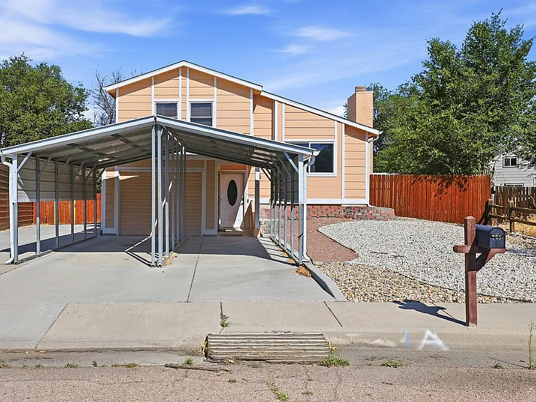 701 Autumn Pl — Photo 2
