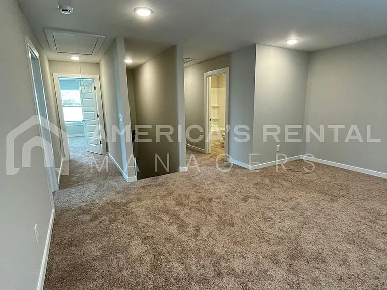 55 Kings Way — Photo 25