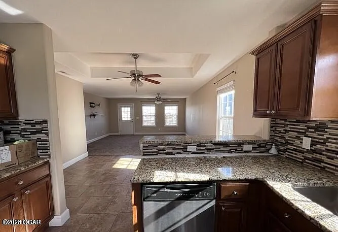 3 bed, 2.0 bath, 1400 sqft, $1,550 — Photo 3