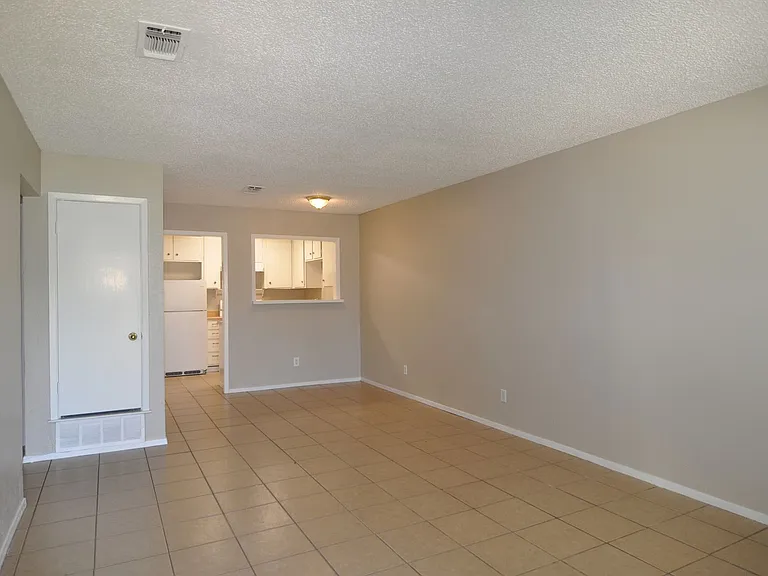 2034 Oakwood Ct — Photo 2