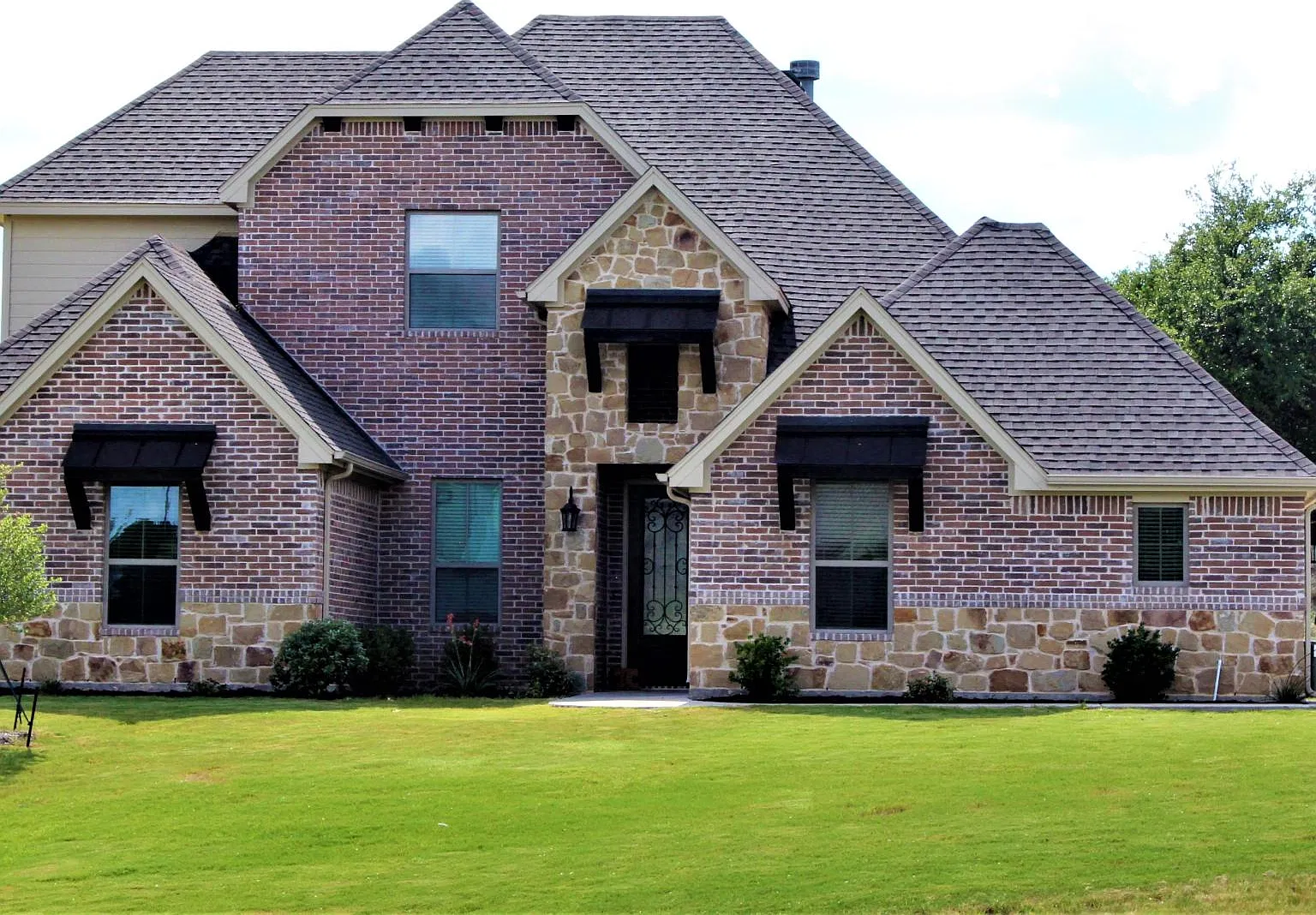 4 bed, 2843 sqft, $3,300 — Photo 1