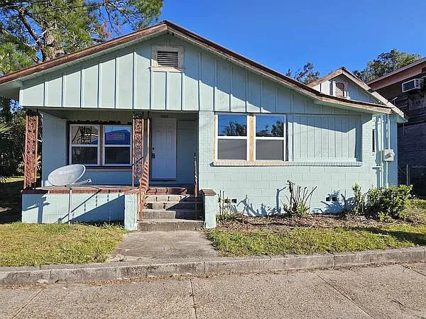 806 W Hampton Springs Ave — Photo 1