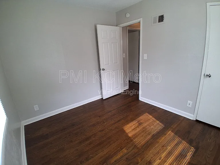 9548 Charlotte St — Photo 4