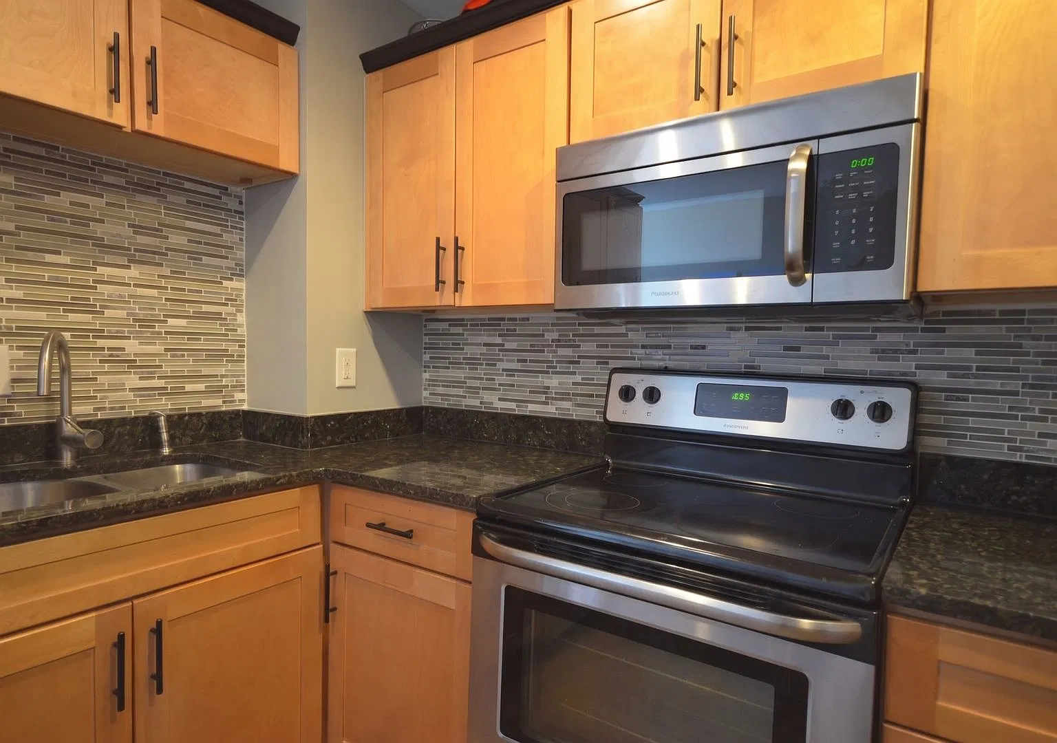 210-212 Mav — Photo 2