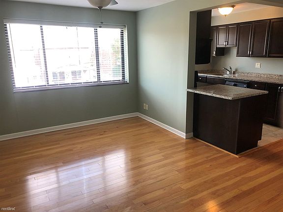 Open kitchen layout with eat at Island