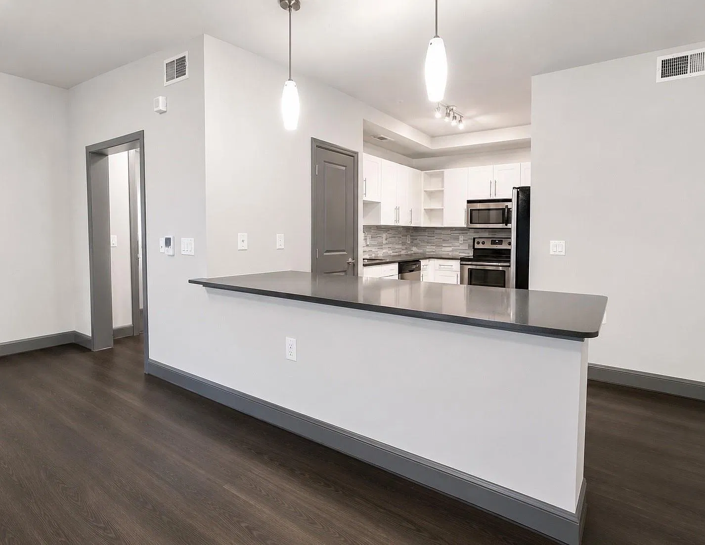 1 bed, 1.0 bath, 1133 sqft, $2,085 — Photo 4