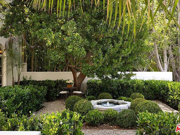 3rd image of 1168 N Doheny Dr