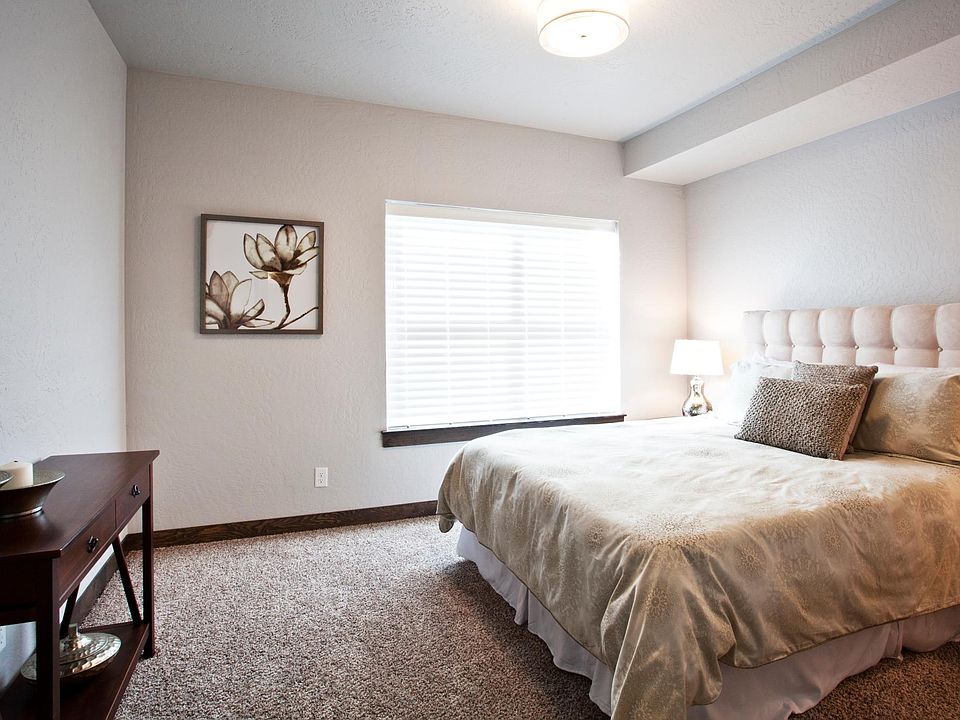 2BR, 2.5BA -744 SF