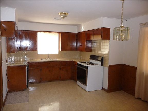 KETCHEN AND DINNING AREA