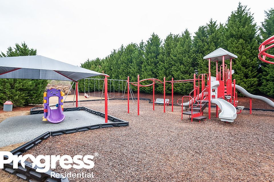 2nd image of 489 Hill Crest Cir