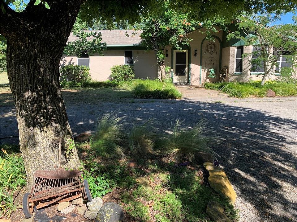1st image of 105 Surrey Ct