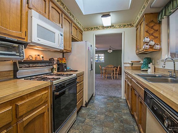 3rd image of 61560 Newberry Dr