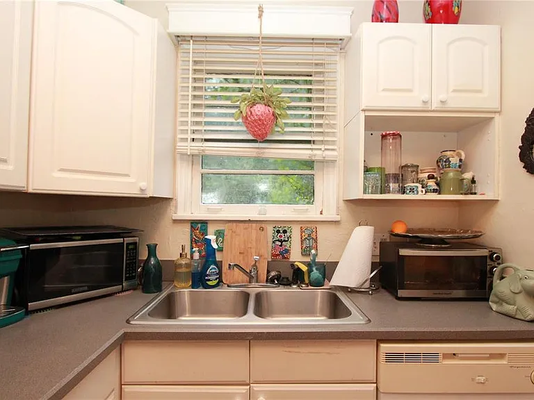 415 E Gore St — Photo 12